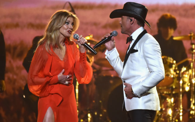 VIDEO: Tim McGraw and Faith Hill Do a Sexy Slow Dance