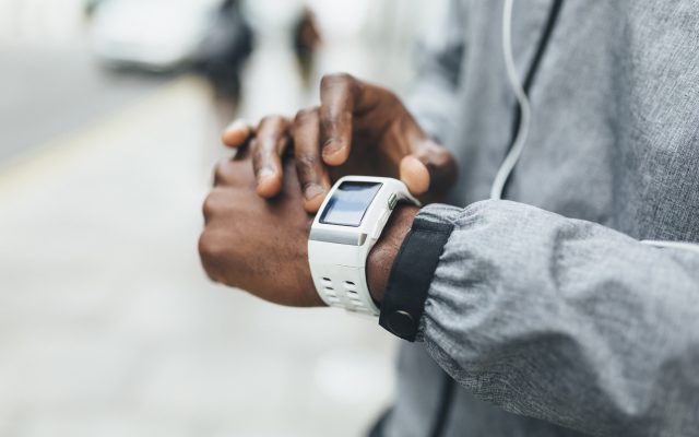 New study: Smartwatches distract drivers more than phones