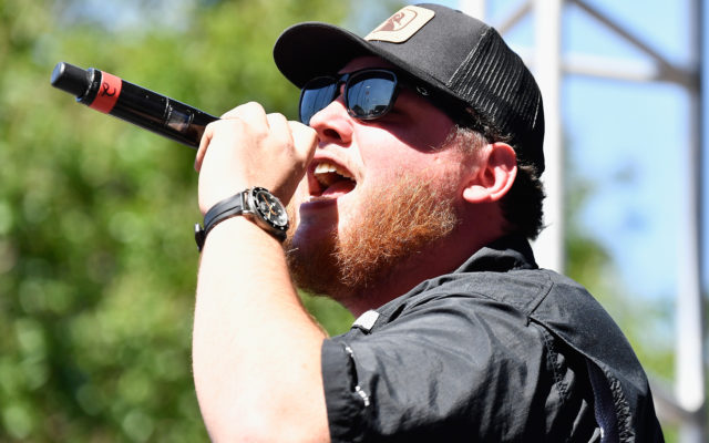 Feeling Lucky? Luke Combs debuts “Five-Leaf Clover” on tour
